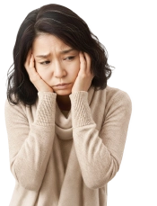 女性ユーザーが頭を抱え込んでいる様子