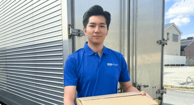 トラックの荷台に積まれた不用品