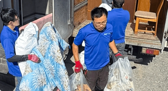 屋外に置かれた不用品