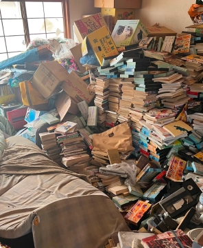 ゴミ屋敷清掃前：不用品やゴミが天井近くまで積み重なった2DKの部屋