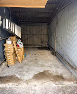 遺品整理後：荷物をすべて撤去し、床が見えるほど広々と片付いた倉庫内