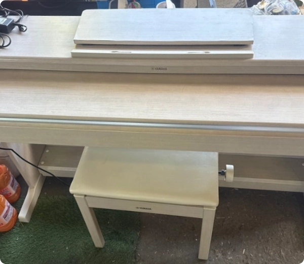 買取実績：ヤマハ（YAMAHA）の電子ピアノ。椅子付きのホワイトモデル。買取価格5,000円
